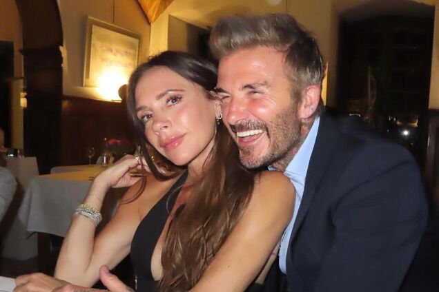 Виктория Бекхэм впервые раскрыла, почему почти никогда не улыбается: редкие фото улыбки, которой она стесняется