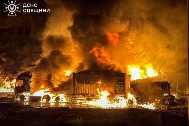 Окупанти атакували Одещину дронами, спалахнули масштабні пожежі: постраждали п'ять осіб. Фото і відео