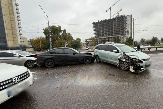 В Киеве на проспекте Бандеры произошло массовое ДТП, возникла пробка. Подробности, фото и видео