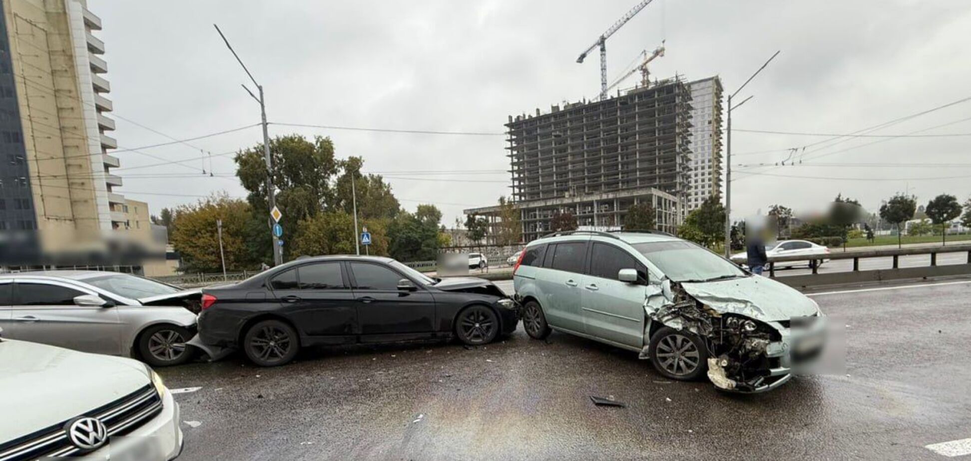 У Києві на проспекті Бандери сталась масова ДТП, виник затор. Подробиці, фото та відео