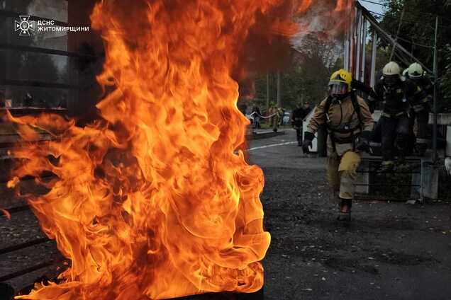 На Житомирщине в пожаре погибли две женщины: семья с детьми успела спастись. Фото