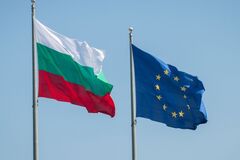 Парламент Болгарии принял отставку правительства: что происходит