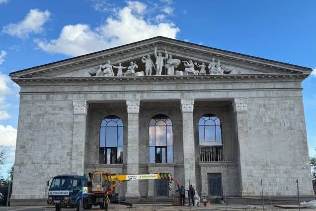 'Танцы на костях': в Мариуполе оккупанты готовятся открыть драмтеатр на месте, где погибло около 600 человек. Фото