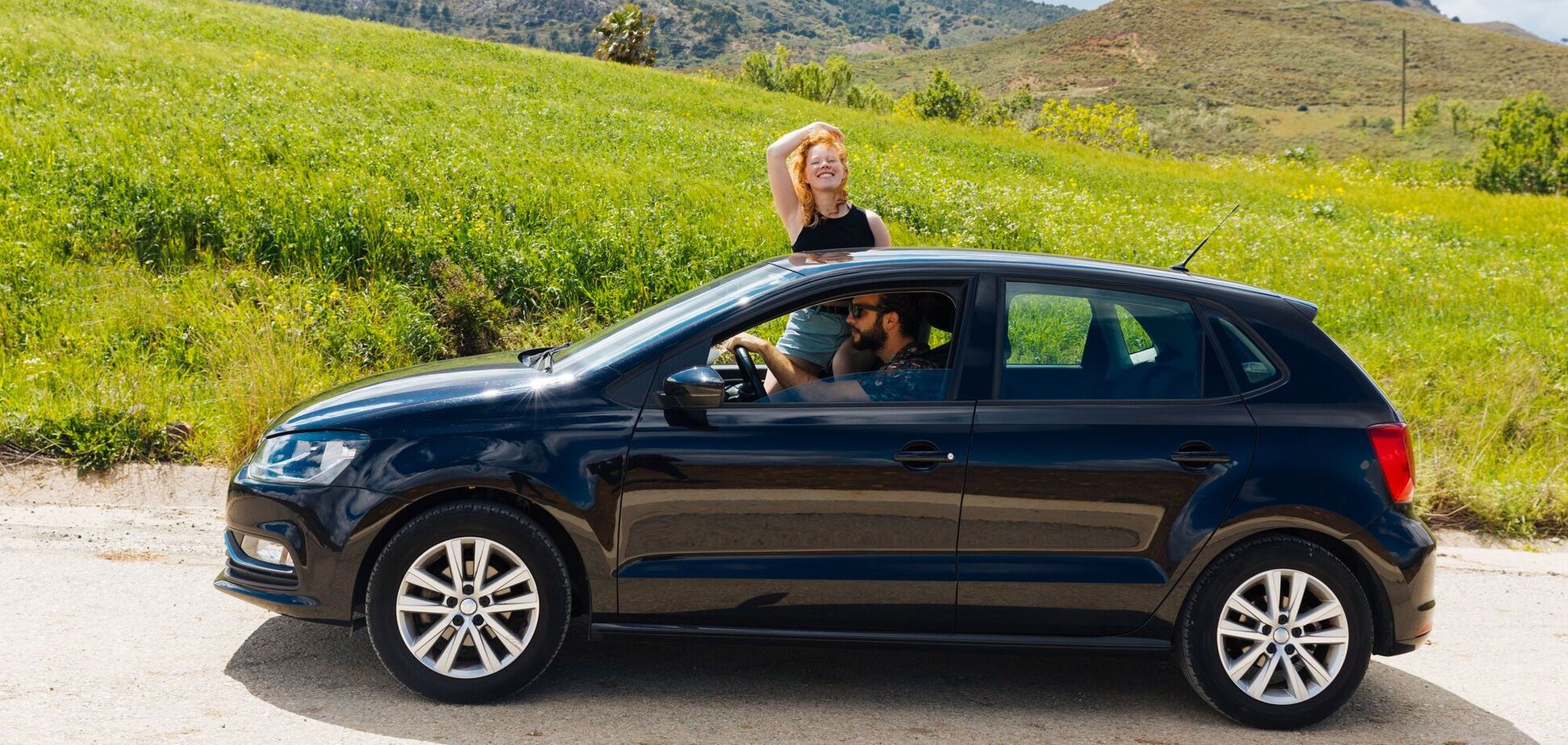 Иллюстрация - женщина и мужчина едут в авто