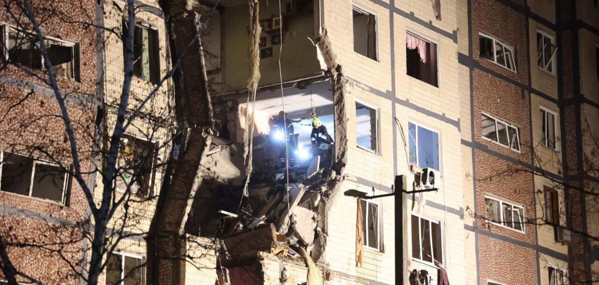 'Впала з третього поверху на другий, а хлопець на перший': постраждалі внаслідок атаки РФ на Дніпро розповіли про пережите. Відео