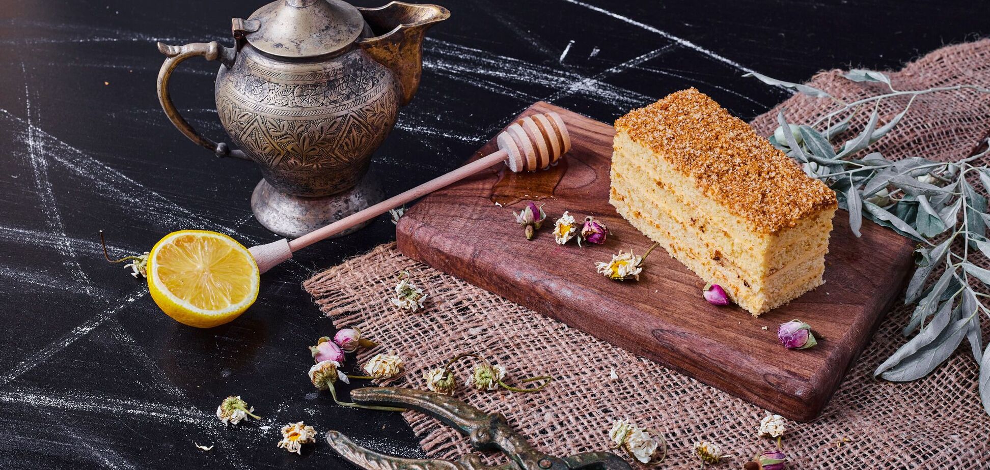 Справжній смак дитинства: як приготувати пухкі медові тістечка до чаю в домашніх умовах