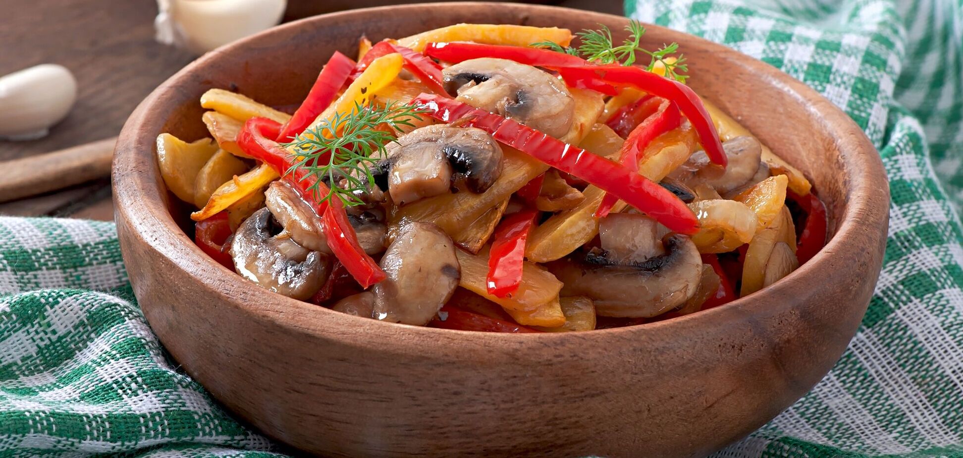 Пикантные маринованные грибы с овощами: вариант осенней закуски на любой случай