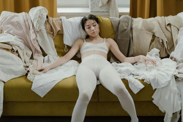 Віддавайте або викидайте: стилістка пояснила, якого одягу в шафі потрібно позбутися