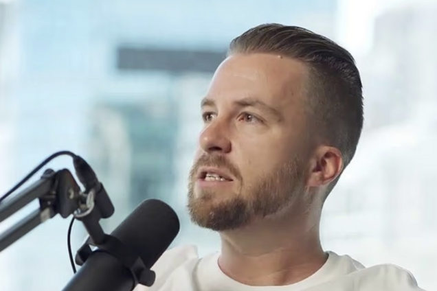 Австралийский отец отказался отдавать свою дочь в школу: она готовит детей к миру, которого больше не существует