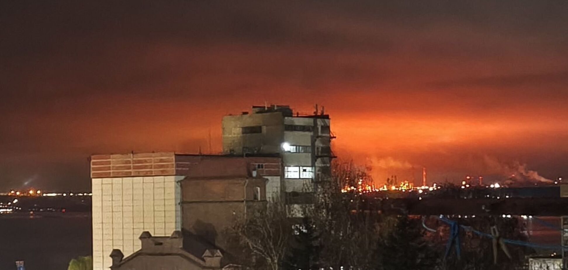 Саратов был под атакой БПЛА: есть попадание по НПЗ, вспыхнул пожар. Фото и видео