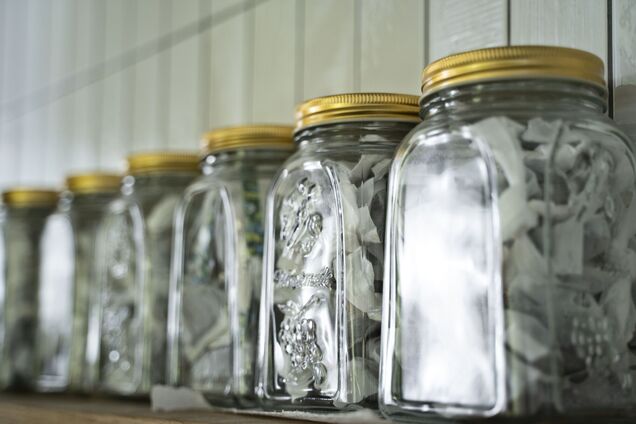 Как снять этикетки со стеклянных банок без липких следов: простой способ