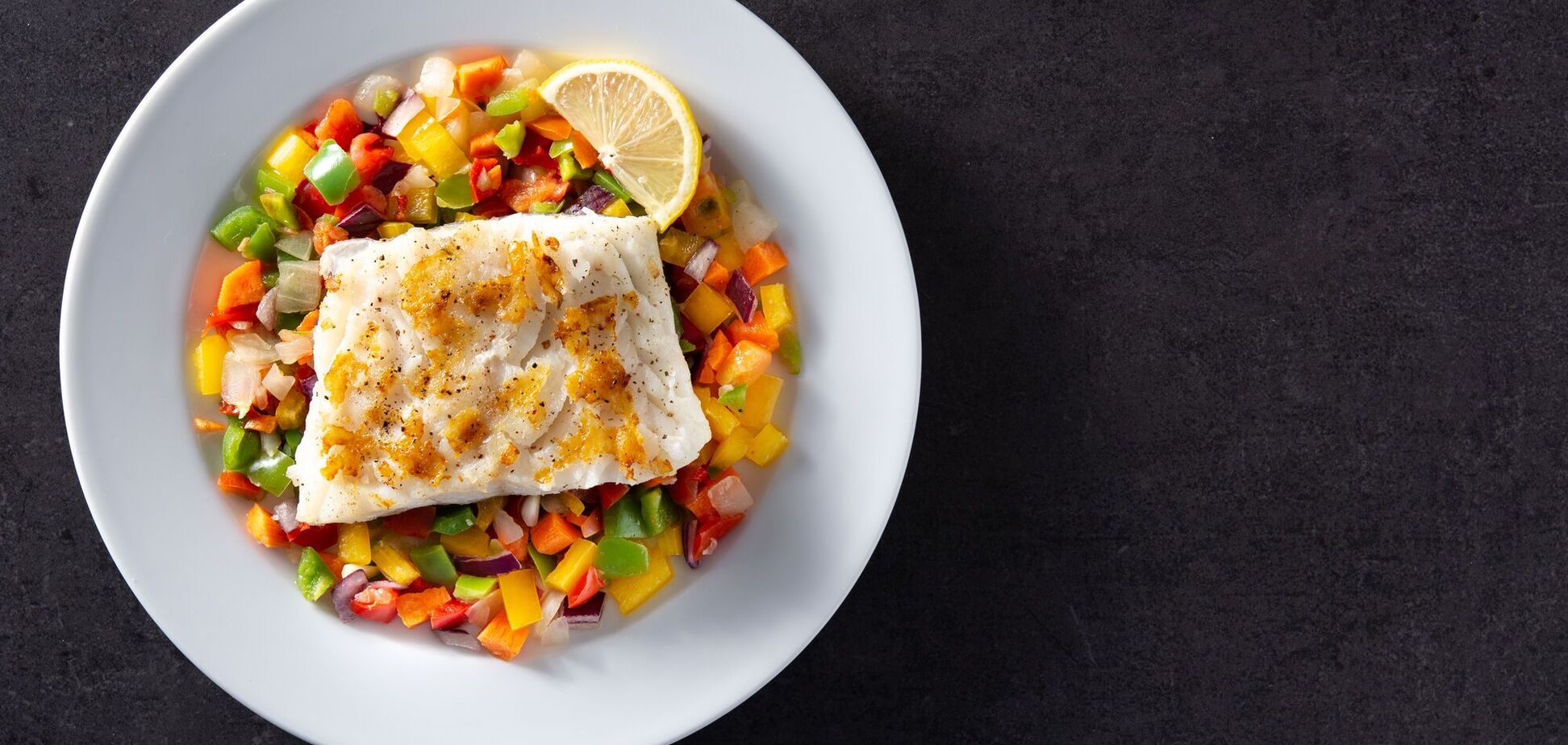 Как вкусно приготовить минтай с овощами: рыба сохранит всю свою пользу