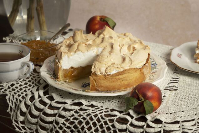 Ніжний яблучний пиріг із заварним кремом: кращий за звичну шарлотку