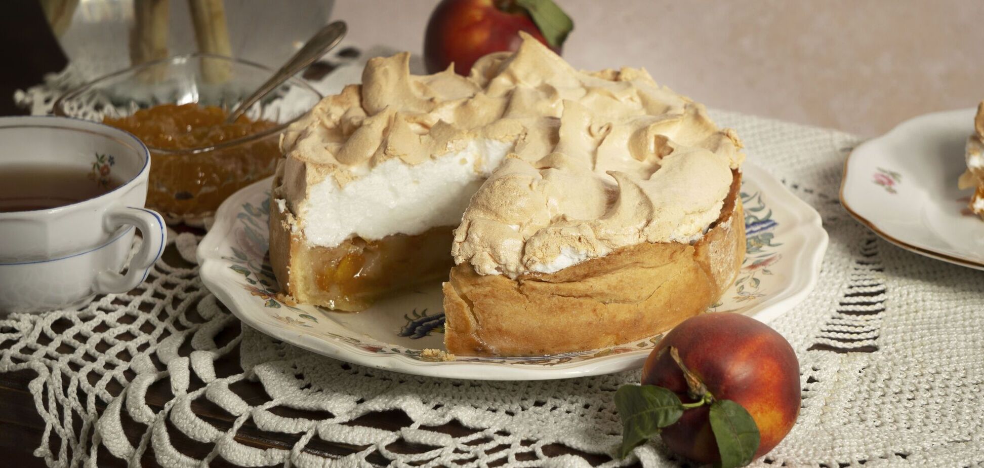 Ніжний яблучний пиріг із заварним кремом: кращий за звичну шарлотку
