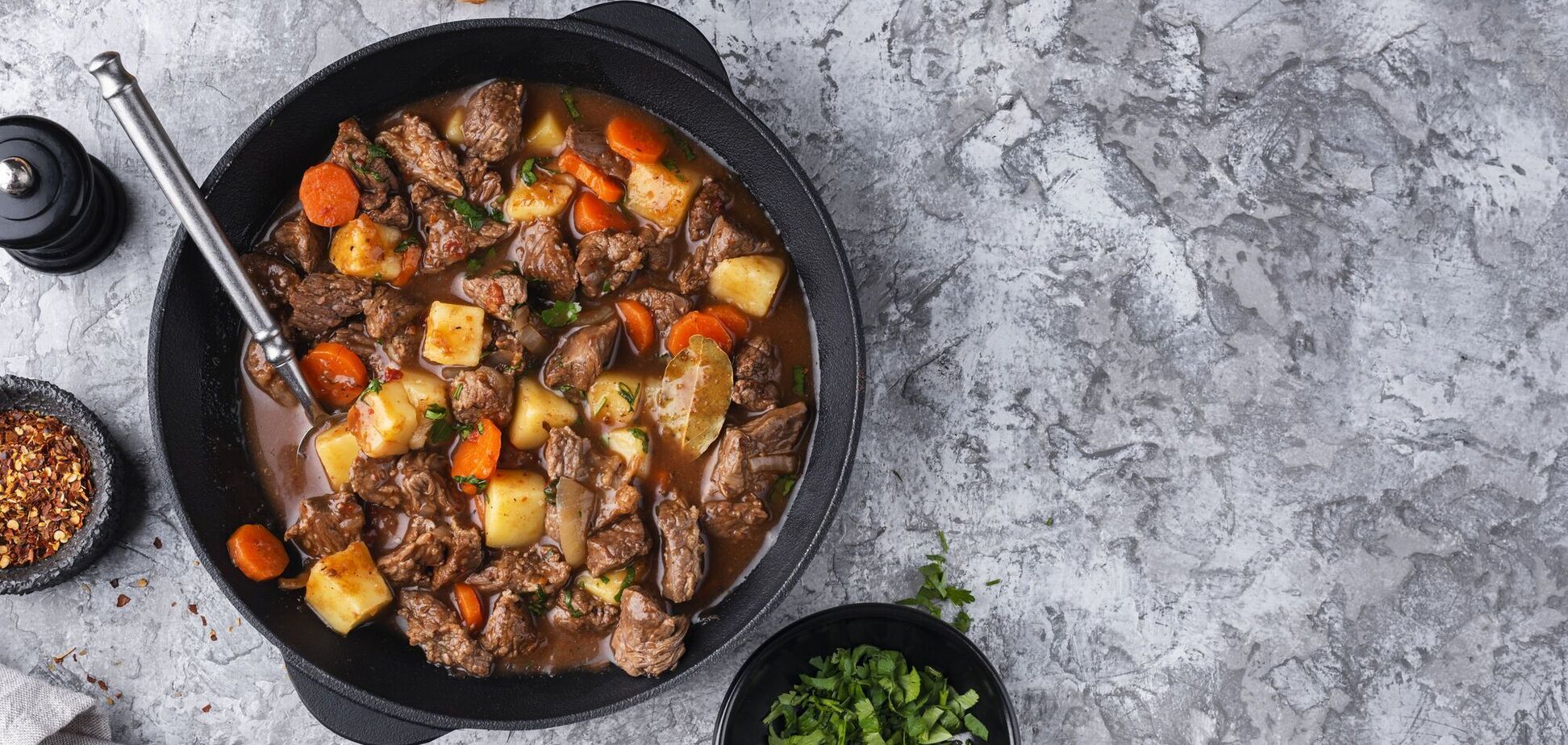 До пюре, гречки або рису: як приготувати смачний гуляш з курячого філе на вечерю