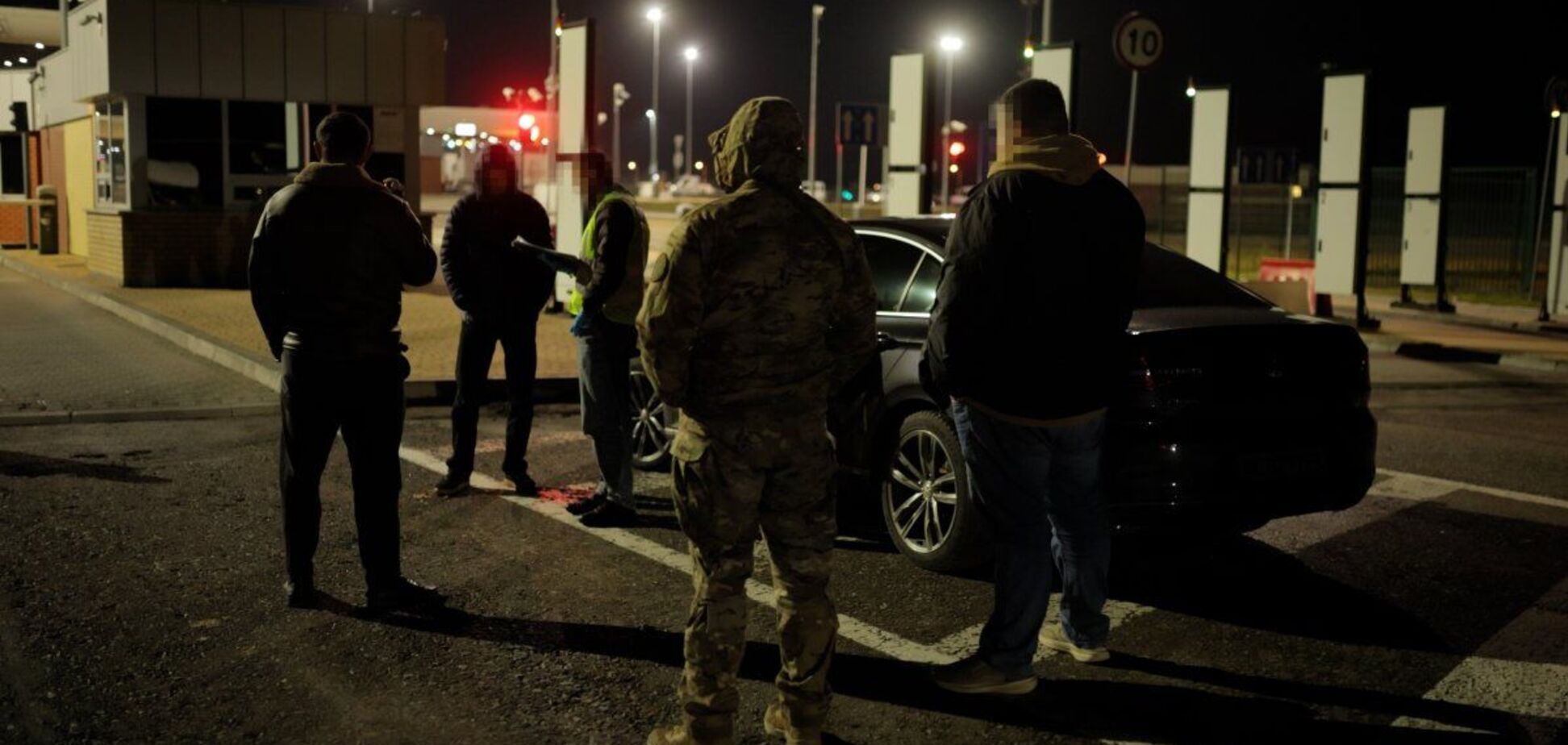 Предлагали 'полный пакет услуг': пограничники разоблачили международную схему переправки уклонистов за границу. Фото и видео