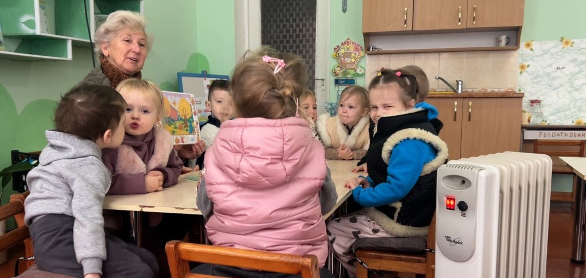 'Погодуйте дітей вдома'. Українці забили на сполох через умови в дитсадках, де в укриттях немає світла, а температура в приміщенні складає 13°