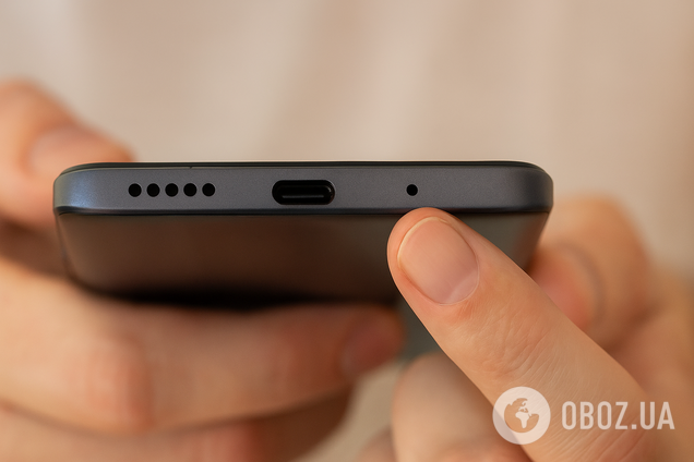 Вкрай важлива частина: навіщо у смартфоні маленька дірочка біля зарядки