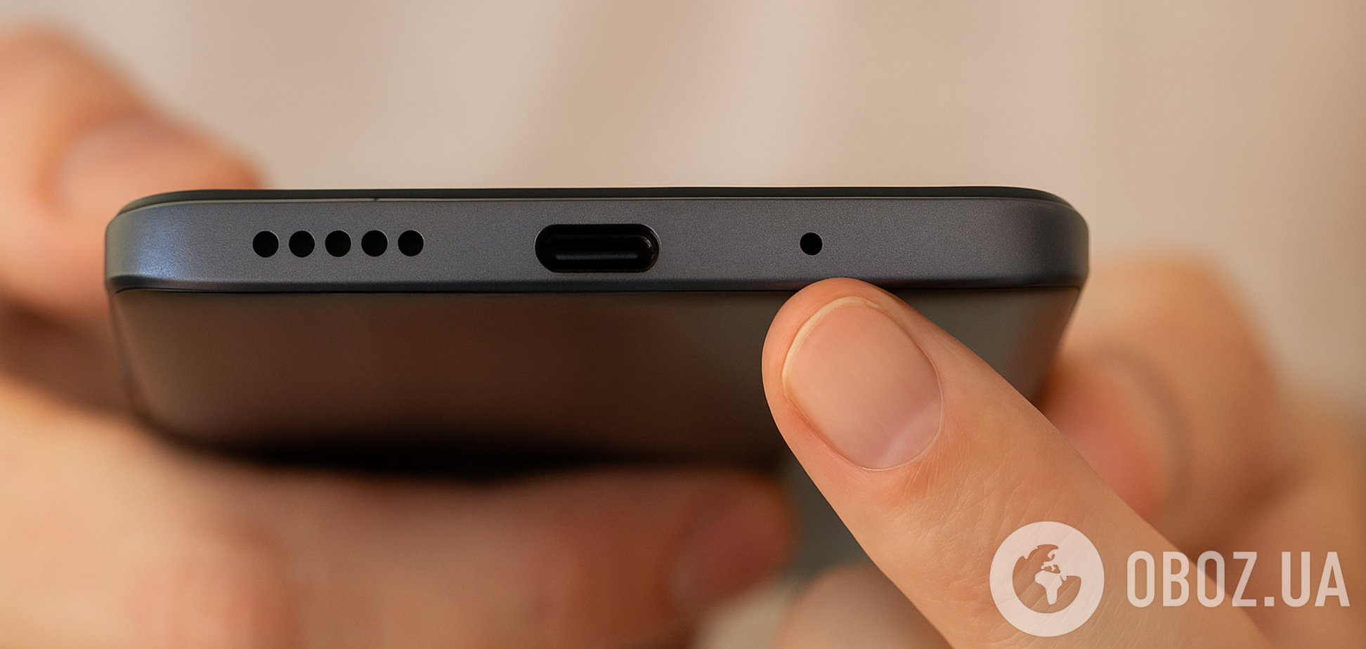 Вкрай важлива частина: навіщо у смартфоні маленька дірочка біля зарядки