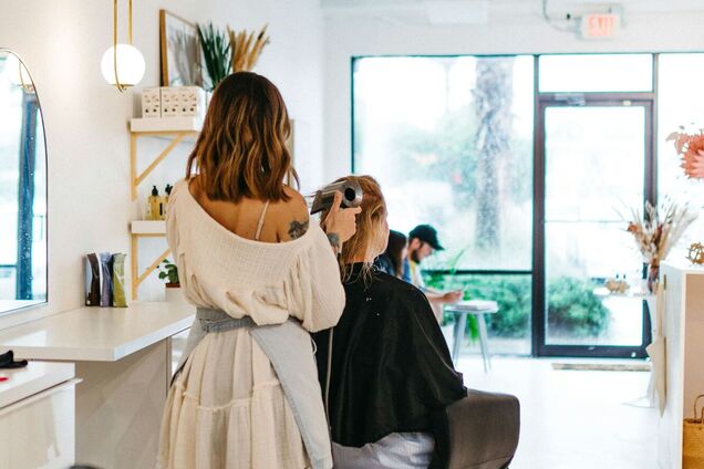 Яка стрижка зробить обличчя візуально молодшим