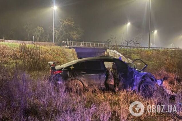 На Киевщине легковушка на скорости снесла остановку и вылетела в кювет: есть погибший. Подробности и фото