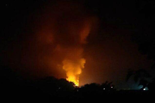 Окупований Бердянськ під атакою українських дронів: повідомляють про влучання в районі аеродрому. Фото й відео