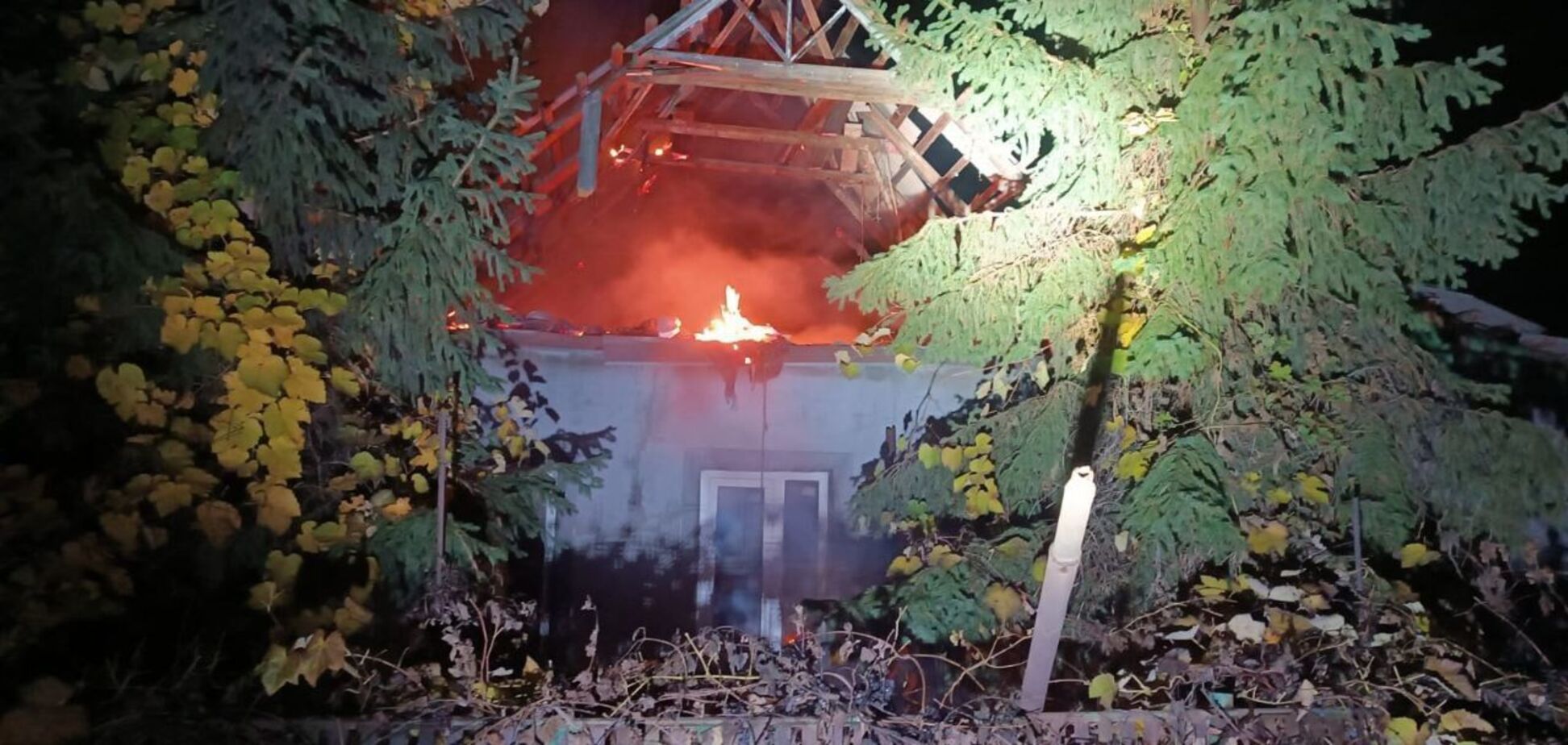 Окупанти атакували Дніпропетровщину: виникли пожежі, загинув чоловік. Фото