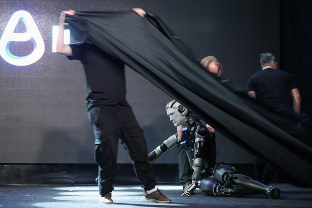 Упал прямо во время показа: в России оконфузились с презентацией первого человекоподобного работа с ИИ. Видео