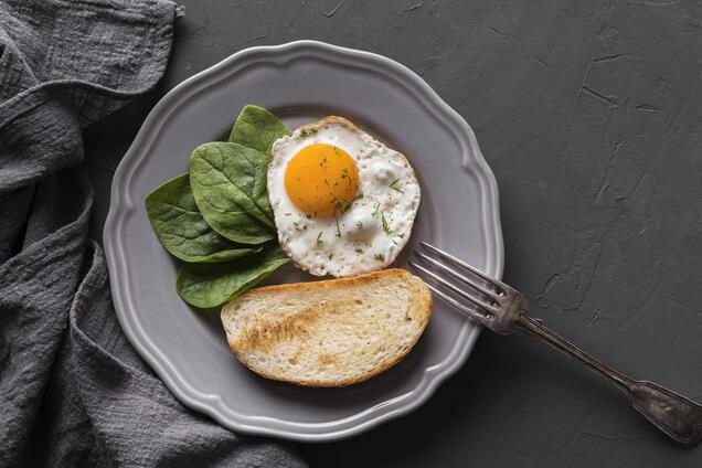 Как жарить яйца, чтобы они получились идеальными: простой способ