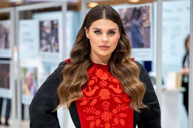 Солістка гурту KAZKA, яка важила 135 кг, показала результати роботи в спортзалі і пояснила, що заважає їй худнути