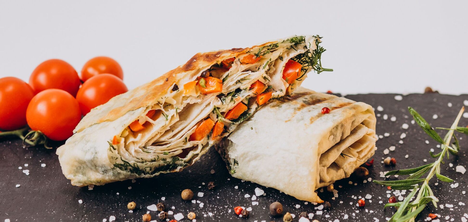 Поживний перекус з лаваша: загорніть курку, овочі та гриби