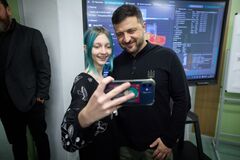 Есть медицинский кабинет, буфет и спортивный уголок: Зеленский в Запорожье пообщался с учениками в школе-укрытии. Фото и видео