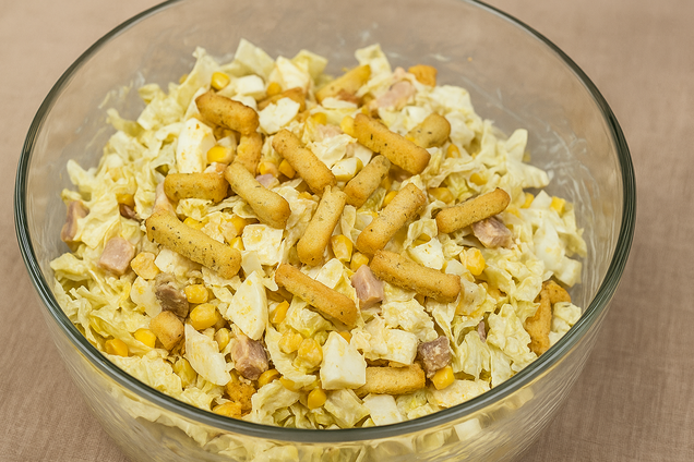 Швидкий салат з пекінською капустою для святкового столу: виручить, коли гості на порозі