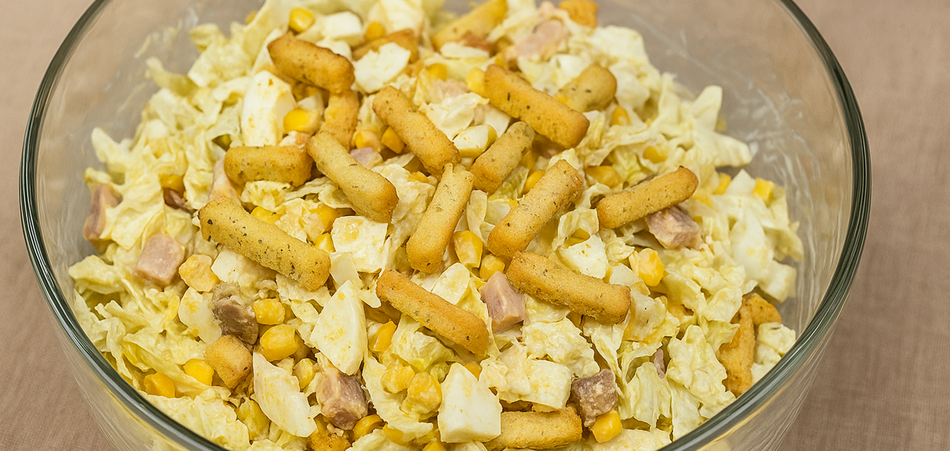 Швидкий салат з пекінською капустою для святкового столу: виручить, коли гості на порозі