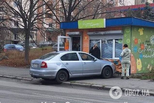 У Києві легковик після зіткнення з іншим авто виїхав на тротуар та протаранив МАФ. Фото та відео