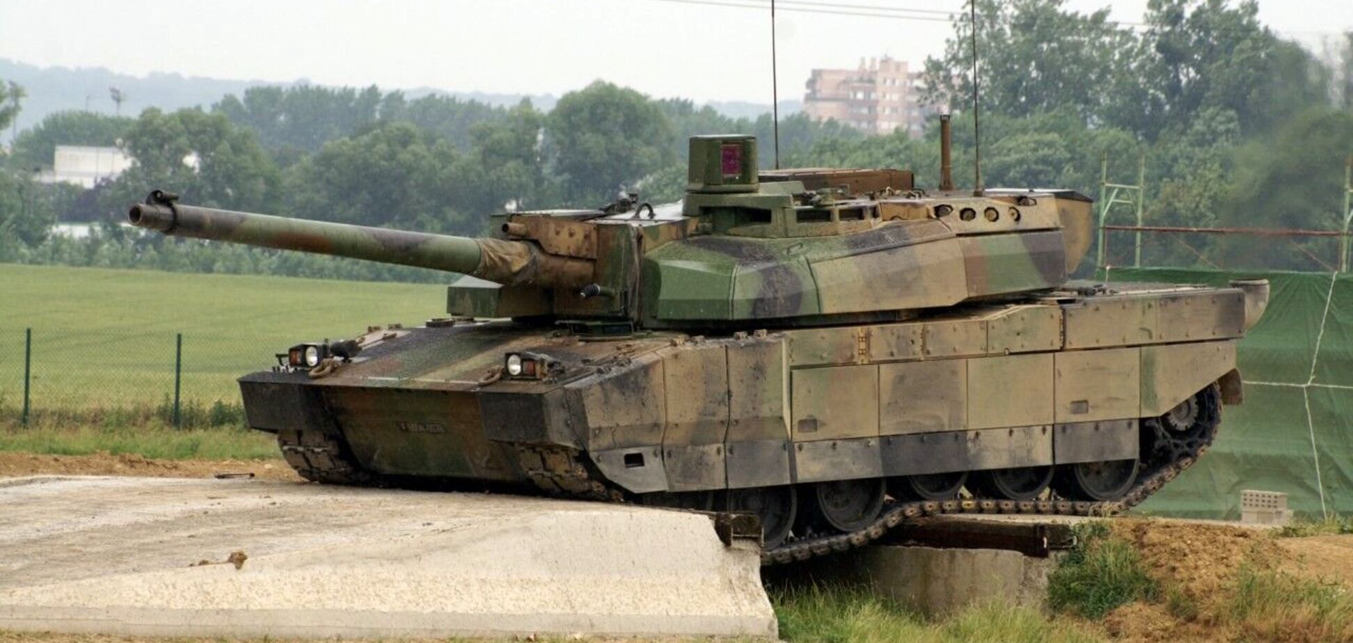 У Франції невідомий дрон пролетів над потягом із танками Leclerc: що відбувається