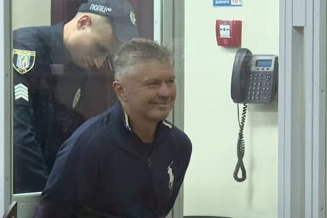 Игорь Фурсенко и деньги, изъятые входе операции 'Мидас'. Иллюстрация