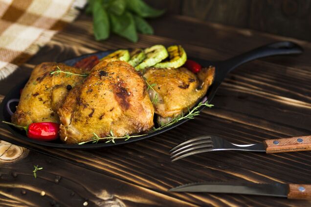 Соковита курка з яблуками та ананасами: ділимось секретами приготування ідеального м'яса