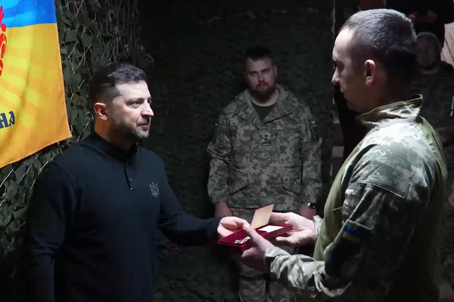 'Багато важливих питань обговорили': Зеленський приїхав на фронт на Запоріжжі та вручив нагороди українським воїнам. Відео