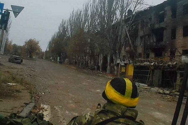 Подвірʼя зруйноване, а біля хвіртки – могила: з'явились кадри із понівеченої ворогом Костянтинівки. Відео