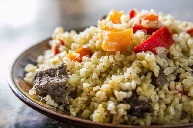 Як смачно приготувати булгур з куркою та овочами: рецепт звичної крупи по-новому