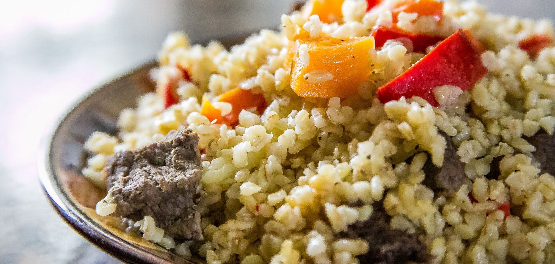 Як смачно приготувати булгур з куркою та овочами: рецепт звичної крупи по-новому