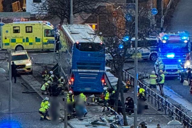 В Стокгольме автобус протаранил остановку: несколько человек погибли