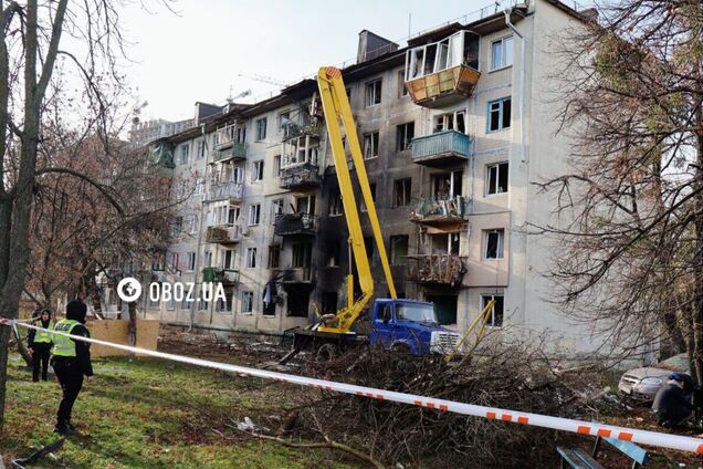 Дыра в стене дома и сгорело несколько квартир: последствия атаки РФ в Днепровском районе Киева. Фото и видео