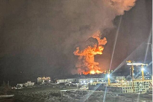 У Новоросійську пролунали вибухи після прильотів: горить нафтобаза. Фото і відео