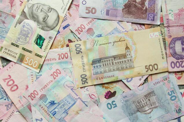 Купюри гривні як ілюстрація виграшу в лотерею в Україні