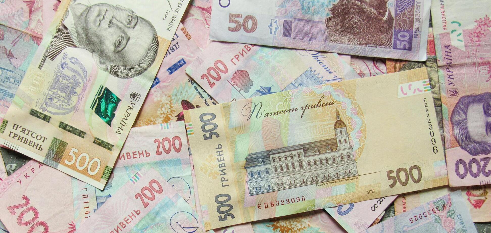 Купюри гривні як ілюстрація виграшу в лотерею в Україні