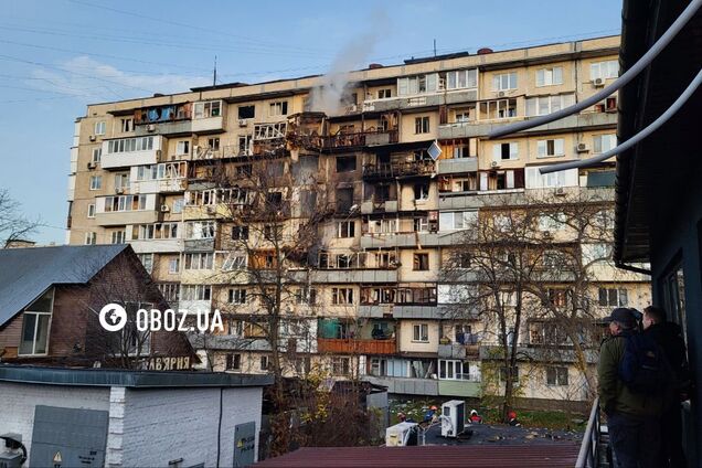 Приїхав на виклик після обстрілу: у Києві рятувальник гасив власну квартиру. Подробиці та відео