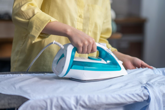 Зачем наливать уксус в утюг и что это даст: неожиданный лайфхак