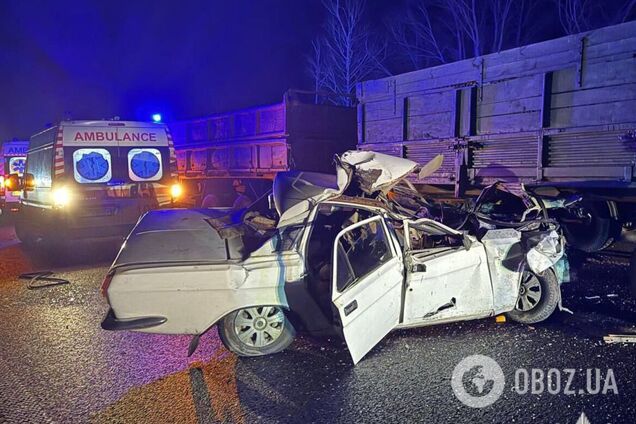 На Киевщине пьяный водитель протаранил грузовик: легковушка превратилась в груду металла, есть пострадавшие. Фото